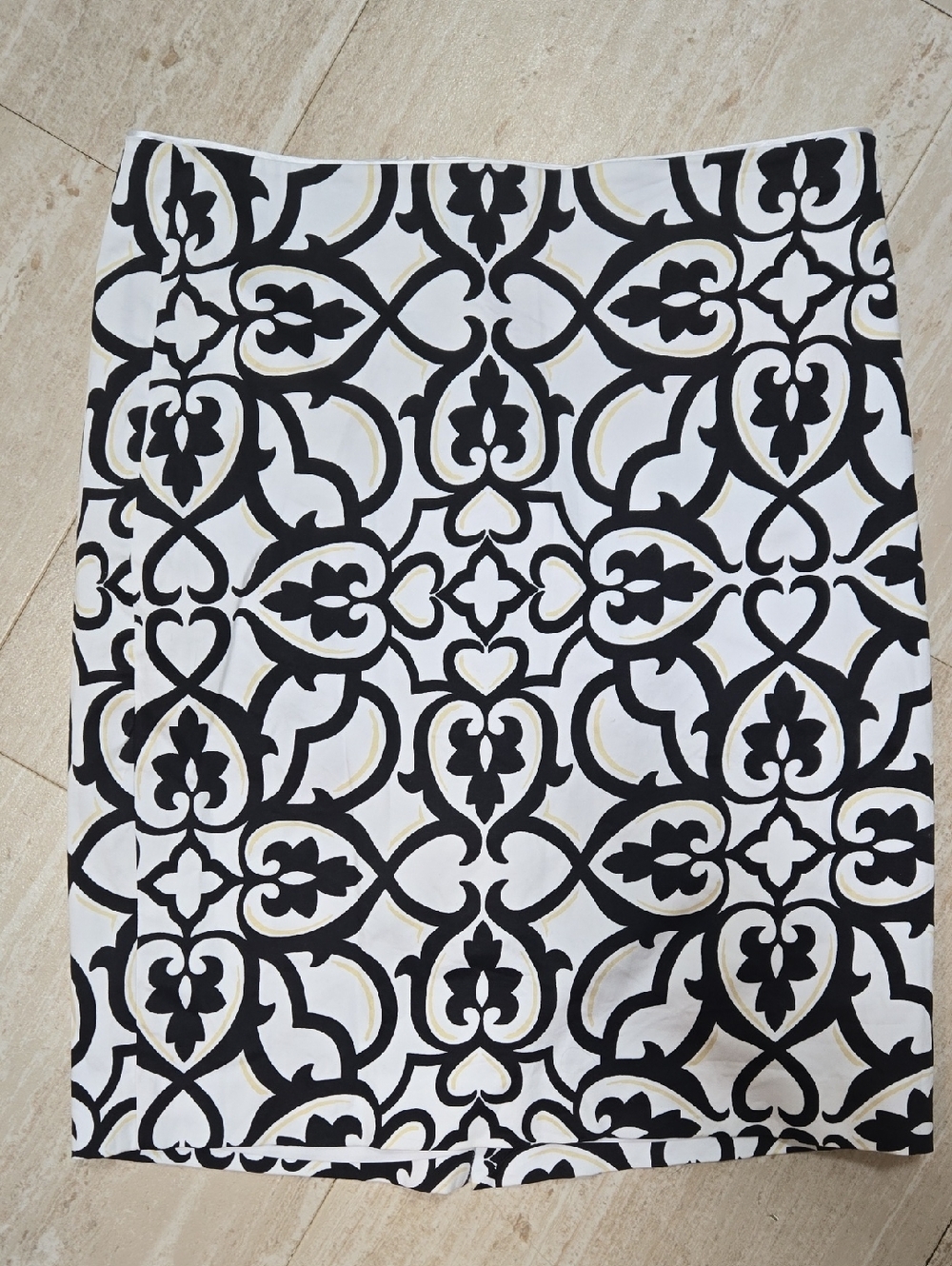 White House Black Market Black/White Design Print Pencil Skirt
